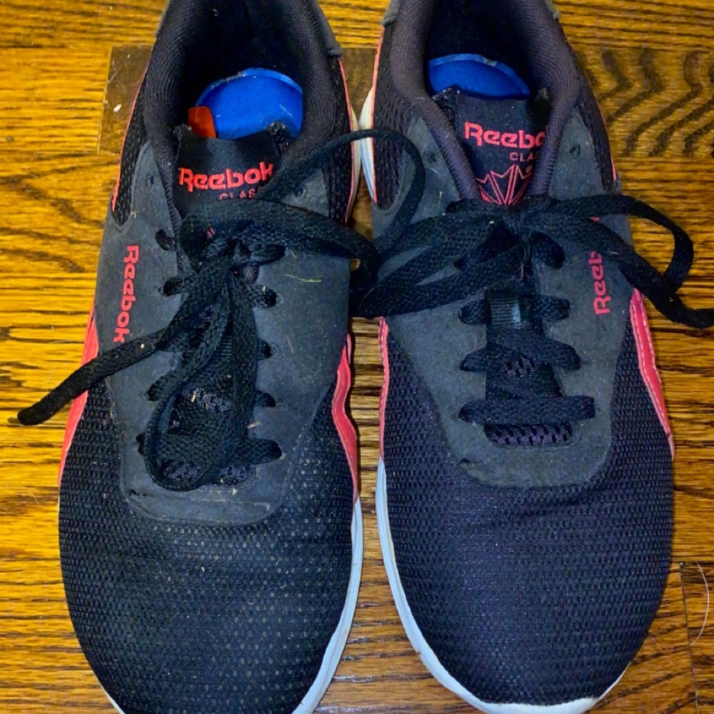 Women’s Reebok tennis shoes. Hardly worn. Black and hot pink.